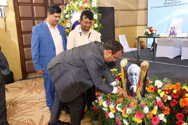 Chief Guest Sri. S. Ganesh Mani President & Chief Operating Officer Ashok Leyland Limited offering floral tributes