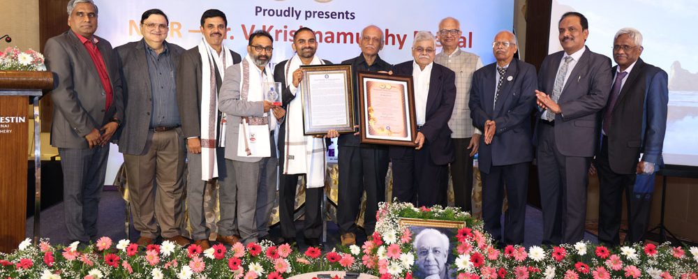 11-Presenting-the-NIQR---Dr-VK-Medal-to-Aditya-Auto